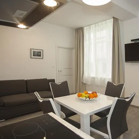 Apartment Old Square